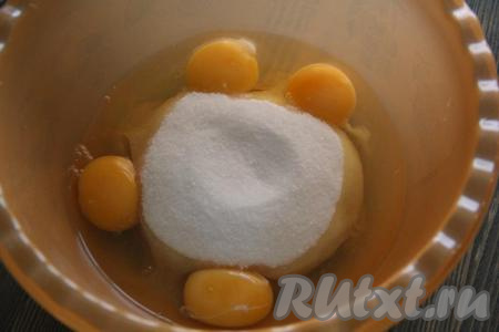 В глубокой миске соединить яйца и сахар.