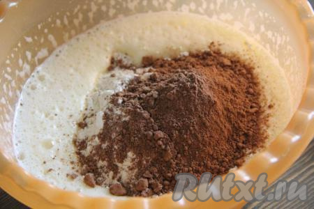 Далее всыпать просеянную муку, какао и разрыхлитель.