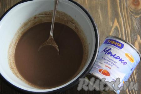 Выпекать бисквит в разогретой духовке при температуре 200 градусов, примерно, 35-40 минут. Готовность проверить сухой зубочисткой (на зубочистке не должно остаться следов теста при прикалывании готовой выпечки). Пока корж выпекается, приготовим пропитку, для этого в горячее молоко нужно добавить дольки шоколада и на медленном огне довести, помешивая, до полного растворения шоколада, снять с огня. Затем влить в горячую массу стерилизованное сгущенное молоко, хорошо перемешать и пропитка готова.