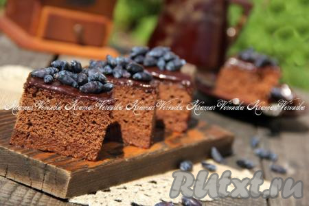 Нарезать шоколадный бисквит на квадраты, по желанию, можно добавить поверх глазури свежие ягоды. Вот такое нежное, в меру сладкое, тающее во рту получилось бисквитное пирожное. Любители шоколадной выпечки точно останутся довольны этим рецептом!