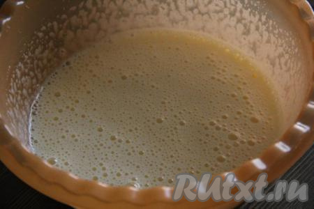 Яйца с сахаром взбить миксером в течение минут 5.