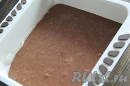 Хорошо перемешать тесто, оно получится не густое, можно сказать, льющееся. Дно формы застелить пергаментом. Вылить тесто в форму (у меня форма 22х22 см).