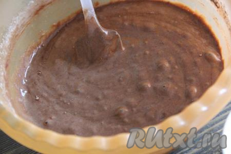 Перемешать тесто силиконовой лопаткой до однородного и ровного состояния.