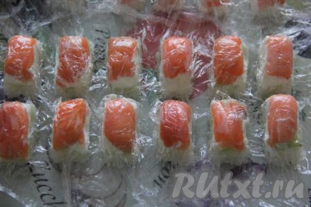 Форму  для льда перевернуть на плоскую поверхность и снять форму, слегка потянув за плёнку.