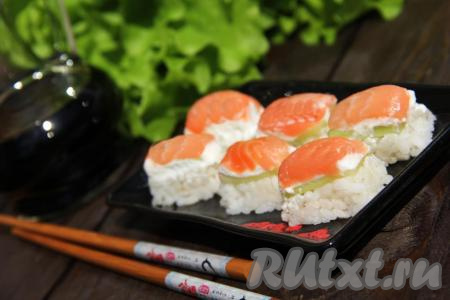 Снять плёнку с роллов, подать их&nbsp;к столу с маринованным имбирём и соевым соусом. Идея приготовления роллов в форме для льда поможет быстро и просто приготовить замечательную закуску. У меня получились нежные, красивые и вкусные роллы с красной рыбой, огурцом и сыром. Отличная идея приготовления роллов, попробуйте!