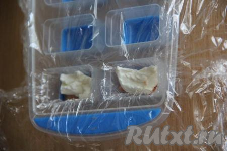 Затем поверх рыбы выложить творожный сыр.