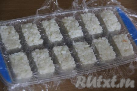 Затем выложить рис и плотно прижать так, чтобы рис доходил до&nbsp;верха формы (как на фото). Таким образом заполнить все лунки.