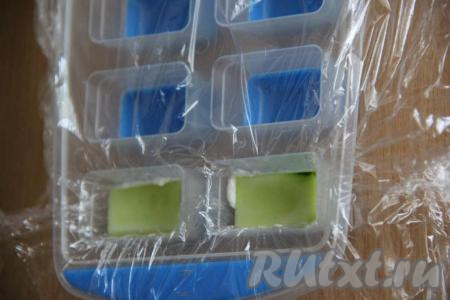 Огурец хорошо вымыть и нарезать на кусочки. Выложить огурец поверх сыра и утрамбовать.