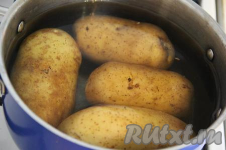 Картофель в кожуре хорошо вымыть, полностью залить водой, поставить на огонь и варить с момента закипания 10 минут.