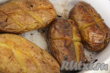 Готовый картофель станет золотистого цвета, он будет легко прокалываться ножом или вилкой.