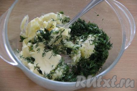 Сливочное масло предварительно размягчить при комнатной температуре, чеснок пропустить через пресс. Соединить чеснок, зелень и масло.