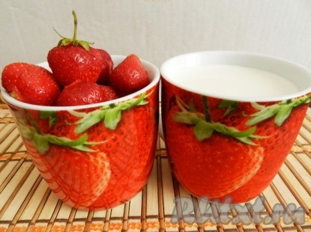 Клубнику вымыть, очистить от веточек. Отмерить сливки.