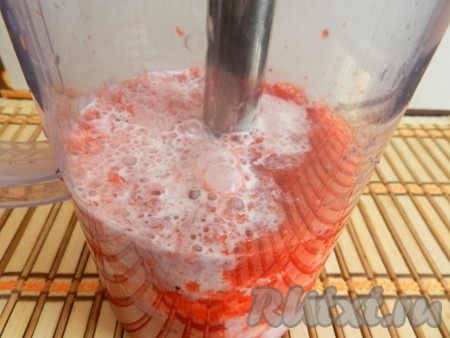 Влить сливки и взбить все вместе.