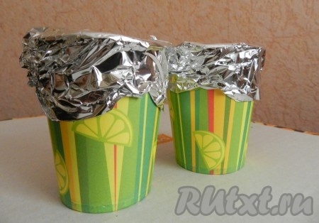 Смесь разлить по стаканчикам, накрыть их фольгой или пищевой пленкой и убрать в морозилку до полного замораживания (примерно 2-3 часа).
