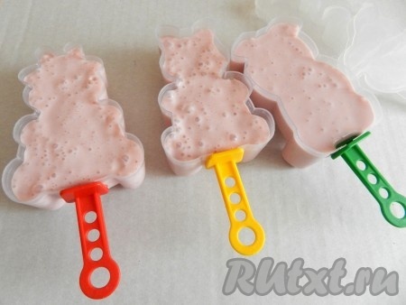 А также клубничную массу можно разлить по специальных формочкам для мороженого. Лакомство такой интересной формы особенно понравится детям.
