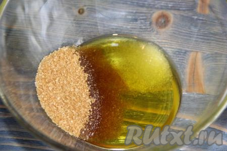 Соединить 50 грамм сахара, ванильный сахар и масло.
