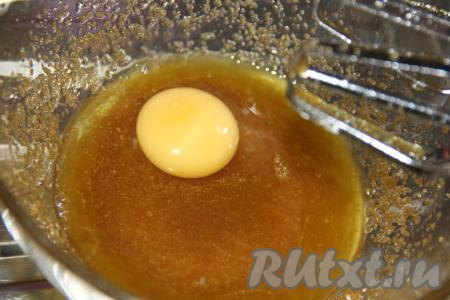 С помощью миксера взбить масло с сахаром в течение 5 минут. Затем по одному добавлять яйца,&nbsp; постоянно взбивая миксером.