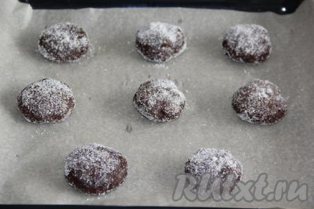 Противень застелить пергаментом, выложить печенье с&nbsp;маршмеллоу на противень.