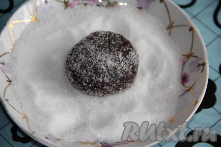 Каждую печенюшку обвалять в сахаре.