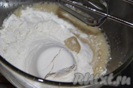 Всыпать муку и перемешать миксером.