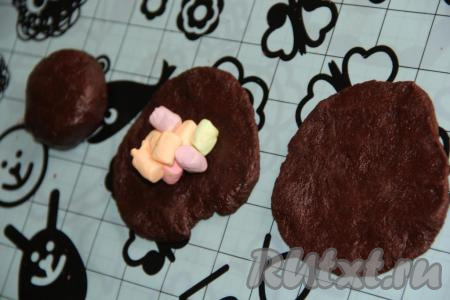 Тесто разделить на маленькие кусочки. Сформировать из каждого кусочка теста лепёшку, на середину выложить маршмеллоу. Завернуть начинку в тесто и сформировать печеньку с начинкой.