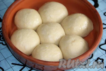 Форму для выпечки смазать растительным или сливочным маслом. Из теста сформировать круглые булочки (у меня получилось 7 штук), выложить их в круглую форму в виде пчелиных сот (как на фото).