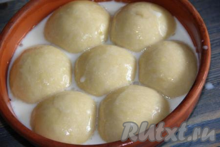 Залить булочки молочной заливкой и поставить в разогретую духовку.