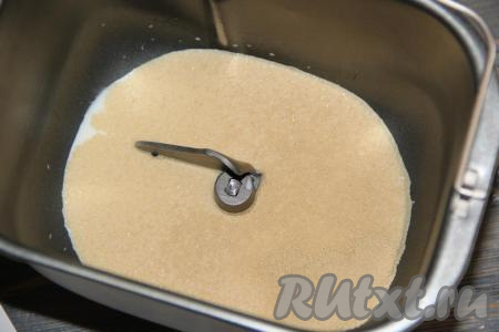 Я замес теста делала в хлебопечке.&nbsp;Сливочное масло растопить на водяной бане или в микроволновой печи и дать остыть. В ведёрко хлебопечки влить тёплое молоко (температура молока должна быть не более 40 градусов),&nbsp;добавить сахар и дрожжи, перемешать и оставить опару&nbsp;на 10-15 минут (дрожжи должны заработать, то есть запузыриться).