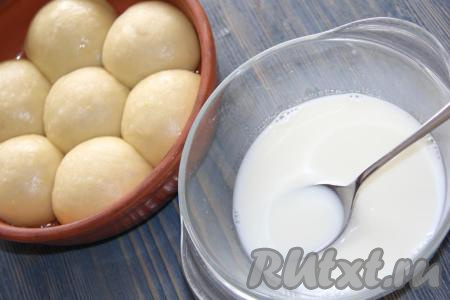 Оставить булочки для расстойки на 30&nbsp;минут. Молоко соединить с ванильным сахаром, хорошо перемешать и молочная заливка готова.