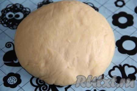 Подошедшее тесто (замешанное вручную или в хлебопечке) обмять и оставить на столе под полотенцем еще&nbsp;на 30 минут.