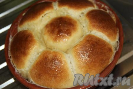 Выпекать булочки в молочной заливке при температуре 180 градусов, примерно, 45 минут. Булочки покроются красивой золотистой корочкой.