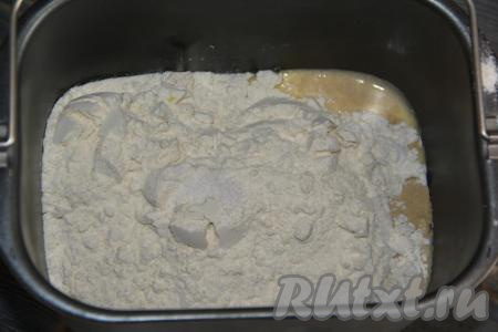 Затем всыпать в ведерко хлебопечки муку, ванильный сахар и соль. Выставить режим "Замес теста", в моей хлебопечке он составляет&nbsp;1,5 часа.