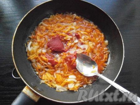 Обжарить лук с морковью, помешивая, до мягкости, затем добавить томатную пасту.