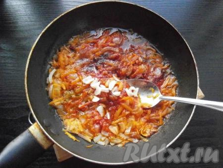 Влить 200 мл горячей воды, посолить, поперчить, добавить немного специй и измельченный чеснок, перемешать и протушить томатный соус минут 5&nbsp;на небольшом огне.