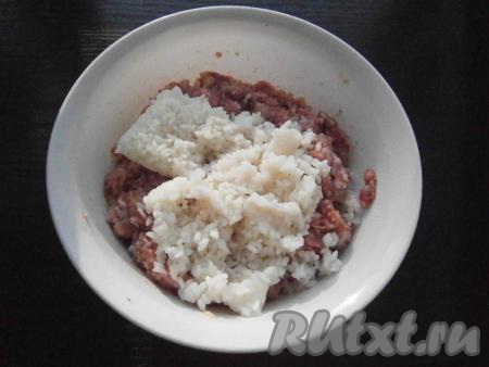Хорошенько перемешать и добавить предварительно отваренный до полуготовности и остуженный рис, ещё раз хорошо перемешать фарш.&nbsp;