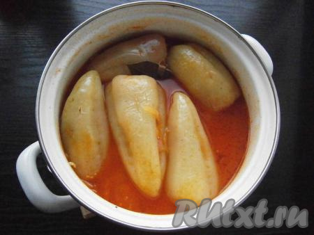 Прикрыть кастрюлю крышкой и продолжать тушить перцы на небольшом огне еще 20-30 минут.