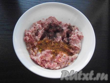 В фарш добавить соль, специи и черный молотый перец.