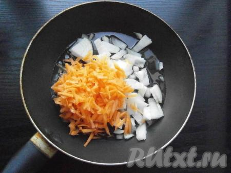 А пока перцы тушатся, нужно приготовить томатный соус. Лук, морковь и чеснок очистить. Лук нарезать произвольно, морковь натереть на крупной терке и выложить в сковороду, влить растительное масло, поставить на средний огонь.