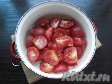 Каждый помидор разрезать на 4 части (если мелкие - на 2 части) и сложить их в небольшую миску или кастрюльку.