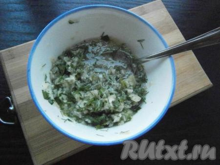 Сюда же добавить мелко нарезанные петрушку с укропом, влить растительное масло, перемешать и заправка готова.