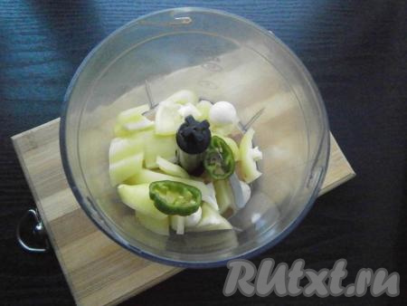 Из болгарского перца удалить семенную коробку, чеснок очистить, из горького перца тоже можно удалить семена. В чашу блендера выложить нарезанные болгарский перец, зубчики чеснока и горький перец.