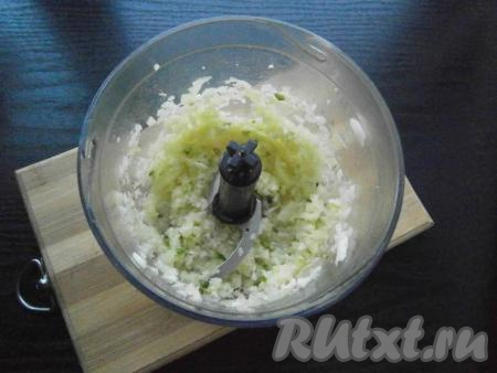 Измельчить перцы и чеснок, но не слишком - должны остаться кусочки. Перцы и чеснок можно измельчить не в блендере, а пропустить через мясорубку.