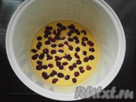 Чашу мультиварки смазать сливочным маслом, выложить тесто. Сверху разместить вишни без косточек.