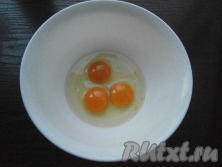 К яйцам добавить щепотку соли.