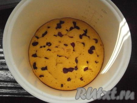 Выставить режим "Выпечка" на 60-75 минут, крышку мультиварки закрыть. Смотрите по своей мультиварке, готовность пирога определяется не липнущим верхом.