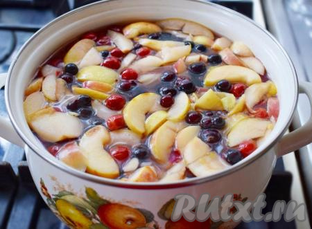 Добавляем нектарины и черную смородину.