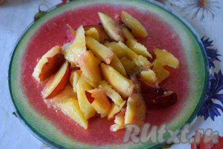 Нектарины отделяем от косточек и нарезаем на дольки.