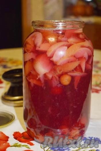 Далее&nbsp;пробуем на вкус,&nbsp;если надо, то корректируем сахар по своему вкусу, разливаем компот по подготовленным банкам и закатываем крышками при помощи закаточного ключа или же завинчивающимися крышками.