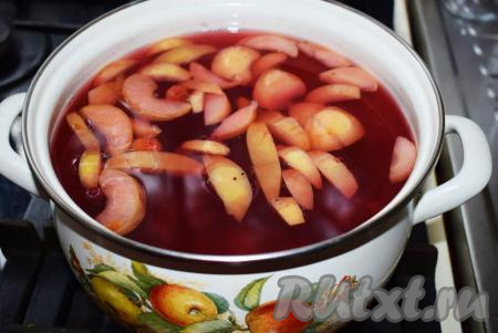 Как только компот закипит, уменьшаем огонь и провариваем его 4-5 минут.