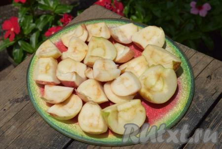 У яблок удаляем серединки и битые места.